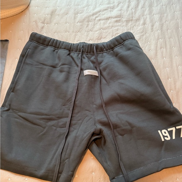 Essentials Relaxed Shorts Iron Size XL - Picture 1 of 6